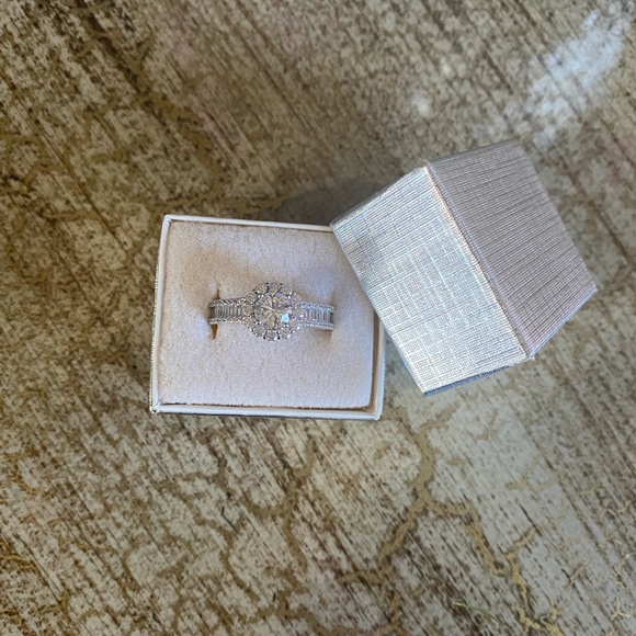 Elegant ladies Ring size 8 - Picture 4 of 4